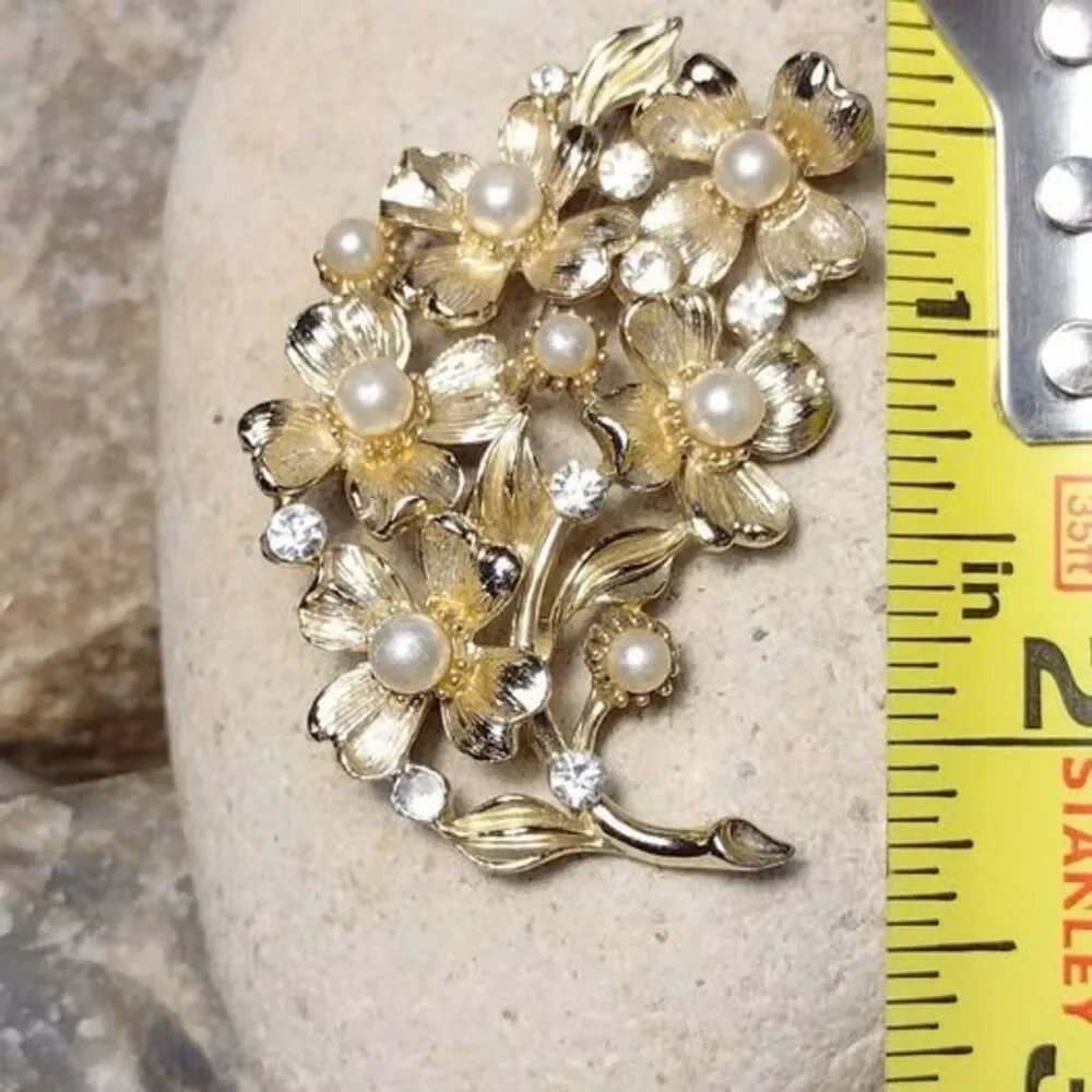 Lisner Dogwood Pearl Flower Gold tone Brooch Pin Vintage